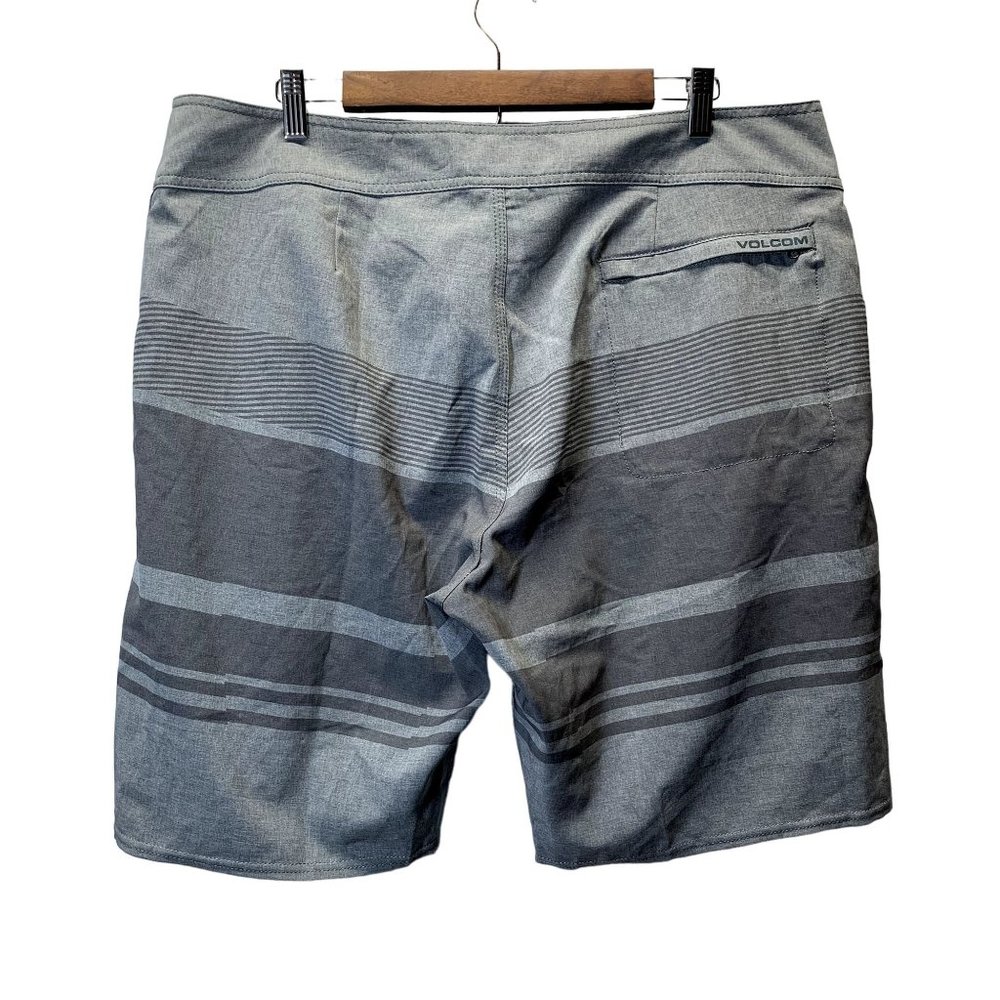 Volcom Trunks Mens Size 38 Gray Stripes Unlined Static Division Boardshorts - Picture 2 of 10